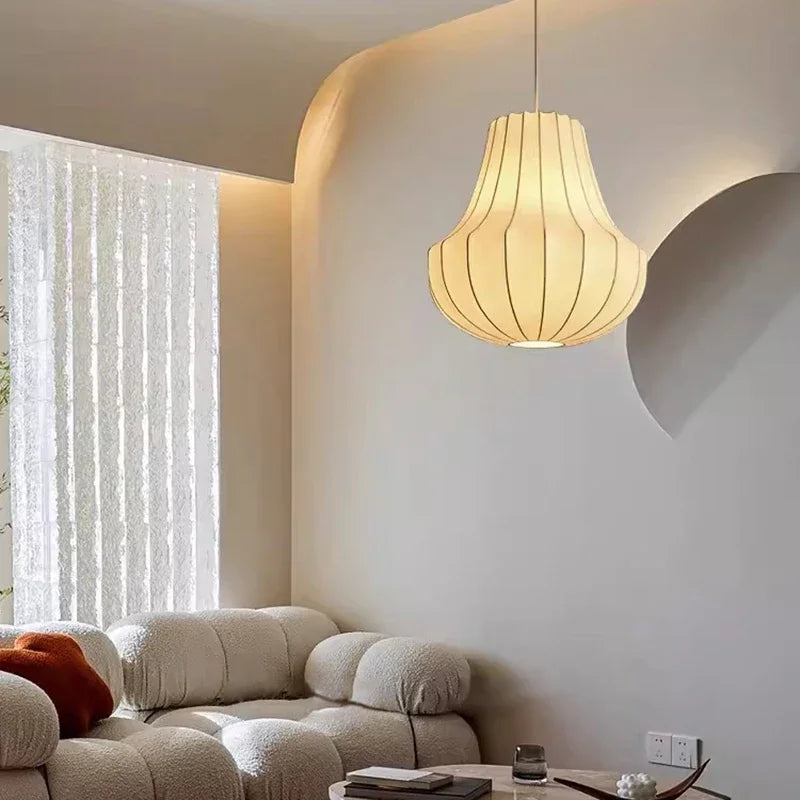 Silk chandelier at 21.7 in (55 cm) with a hand knitted white shade
