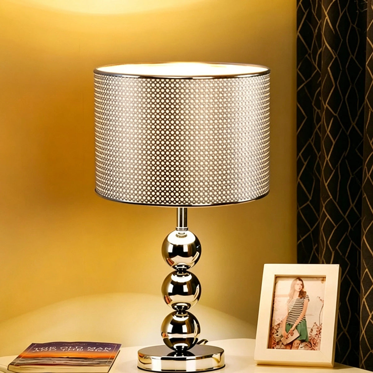 Small 25x42cm black Nordic desk lamp on compact office desk