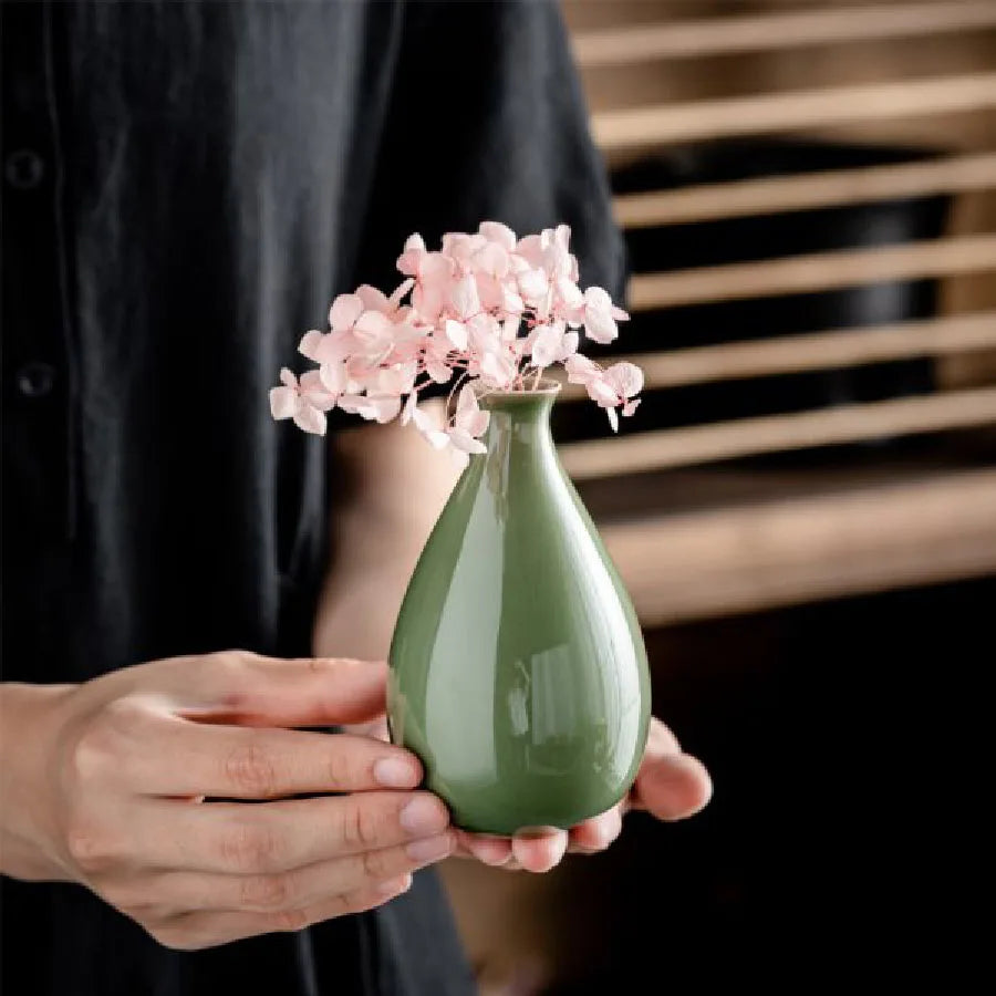 Style D fresh-glaze ceramic vase with dried cotton stems on table