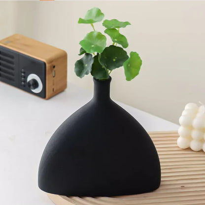Nordic black and white art ceramic vase for dried flowers