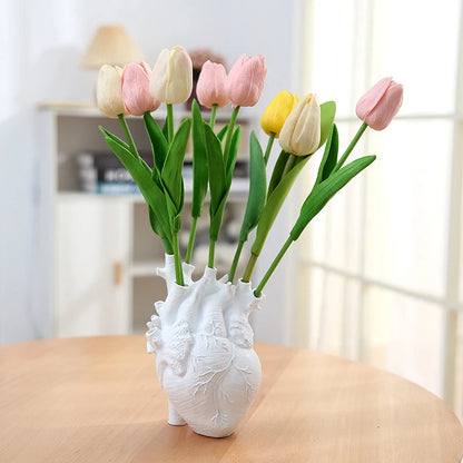 Gold heart-shaped resin vase for luxury home desktop display